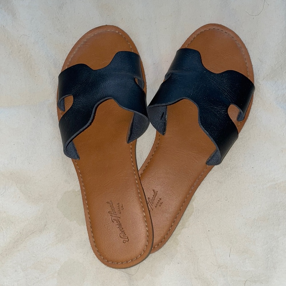 Universal Thread Black and Tan sandals Size 7